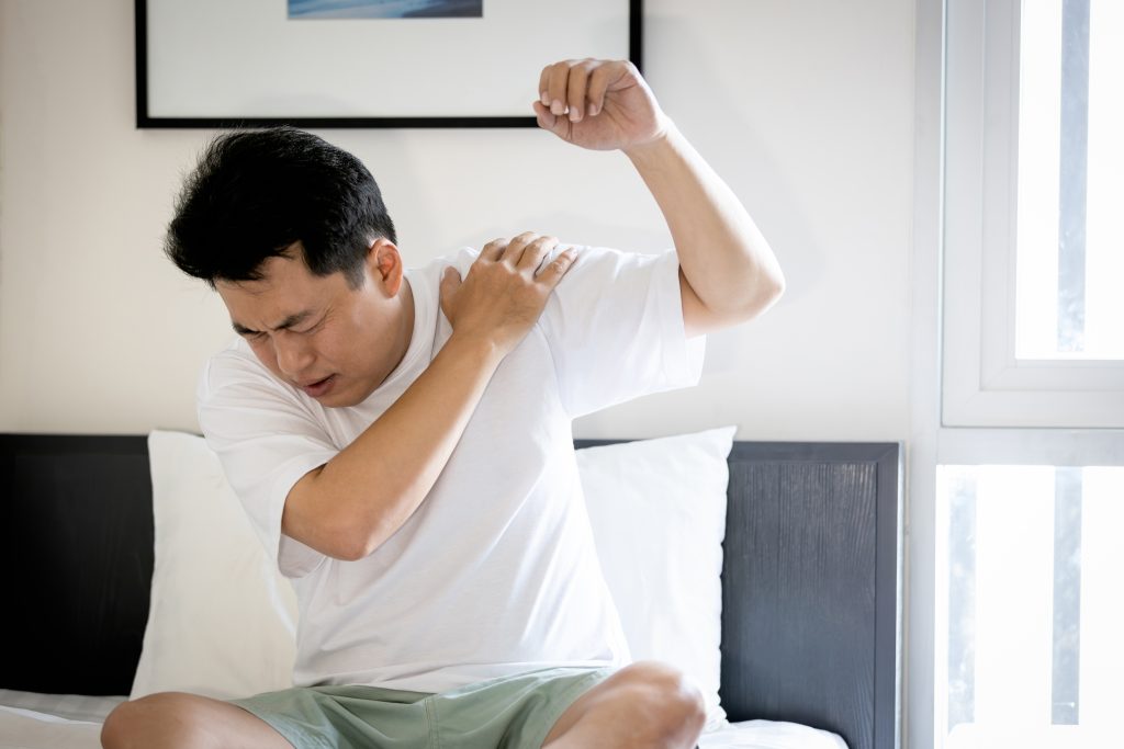 How to Treat Shoulder Pain When Lifting Your Arm AdobeStock 607302891 how to treat shoulder pain when lifting your arm carolina strong